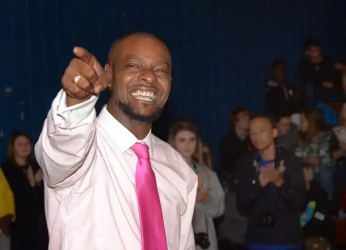 tabari wallace pointing